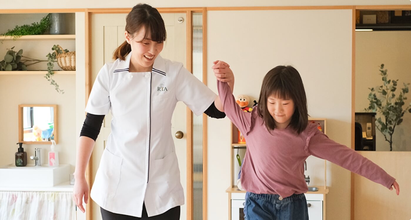 道具を使ってピラティスをする写真