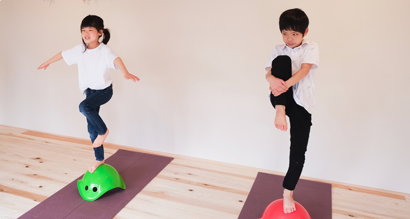 ピラティスの指導を受ける写真