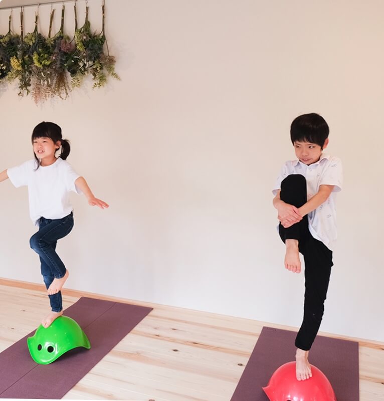 ピラティスの指導を受ける写真