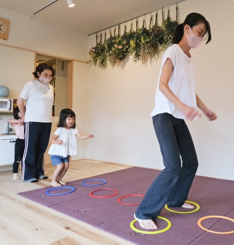親子ピラティスをする写真