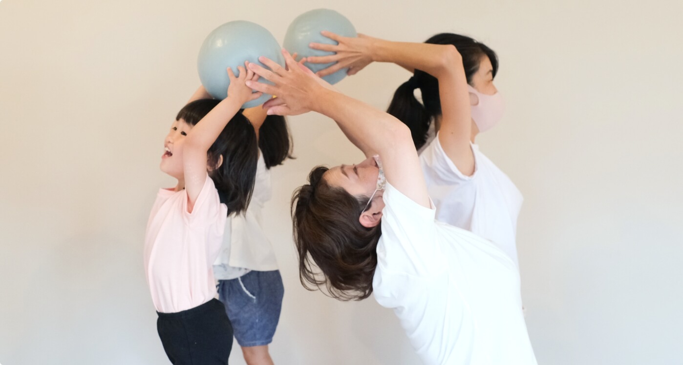 親子ピラティスをする写真