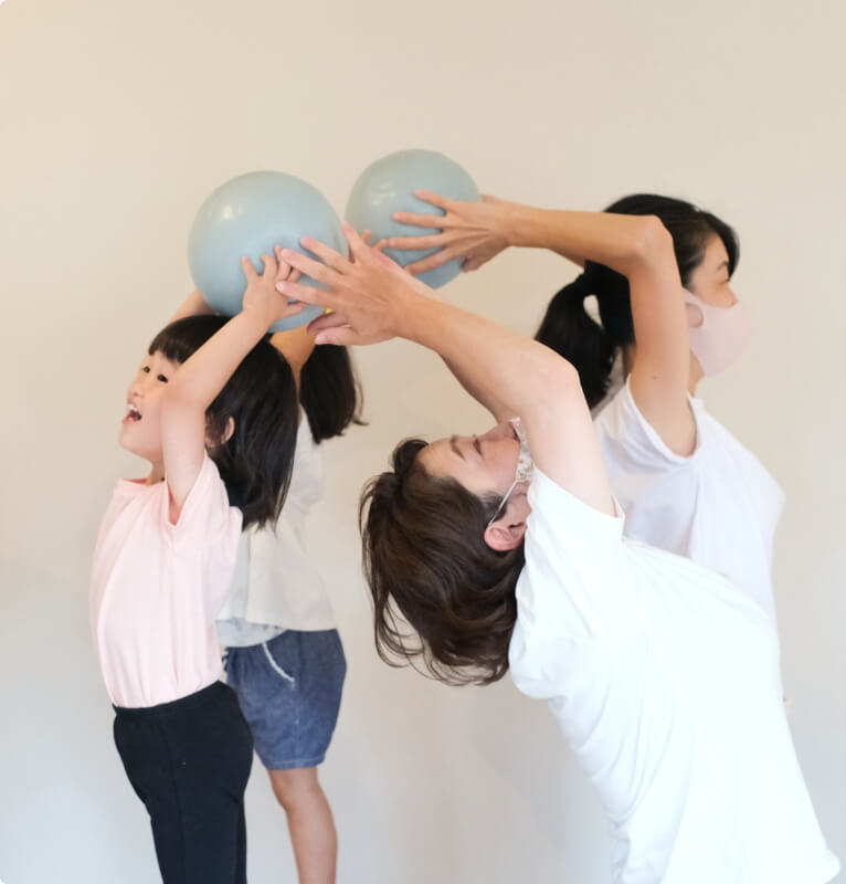 親子ピラティスをする写真