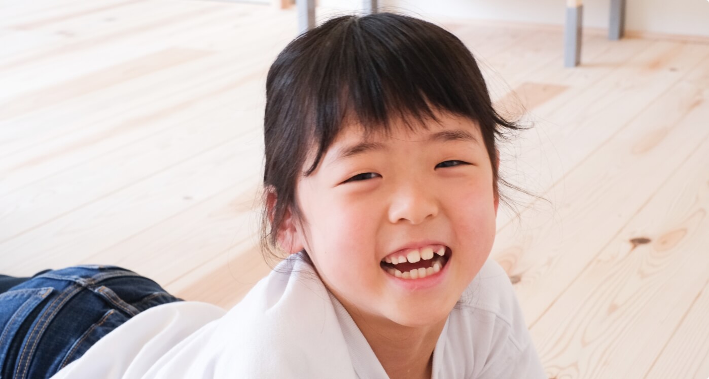 レッスン中に笑顔の子どもの写真