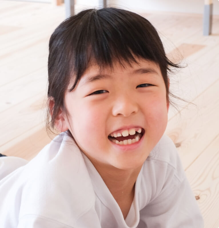 レッスン中に笑顔の子どもの写真