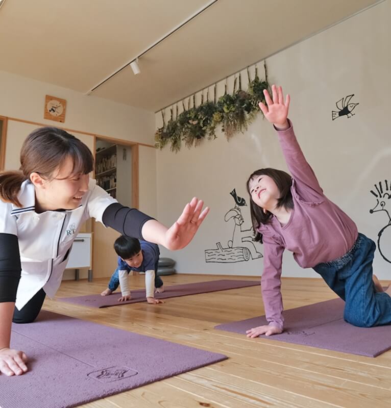 講師がピラティスを指導している写真