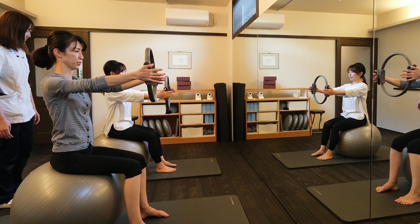 道具を使ってピラティスをする写真