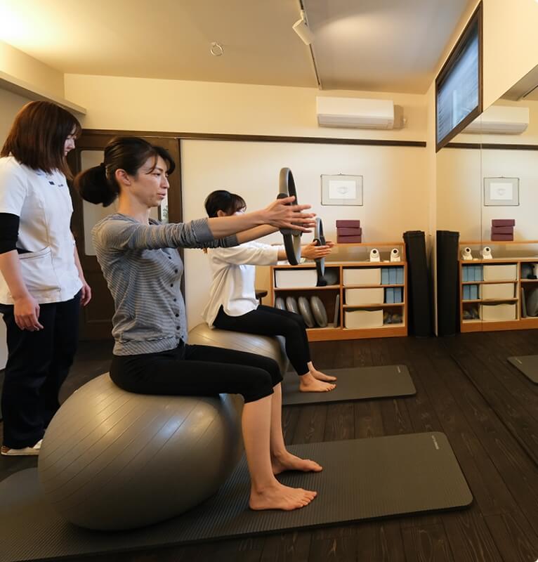 道具を使ってピラティスをする写真