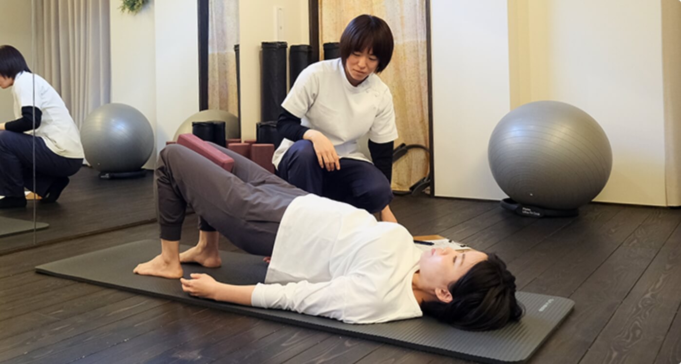 講師がピラティスを指導している写真