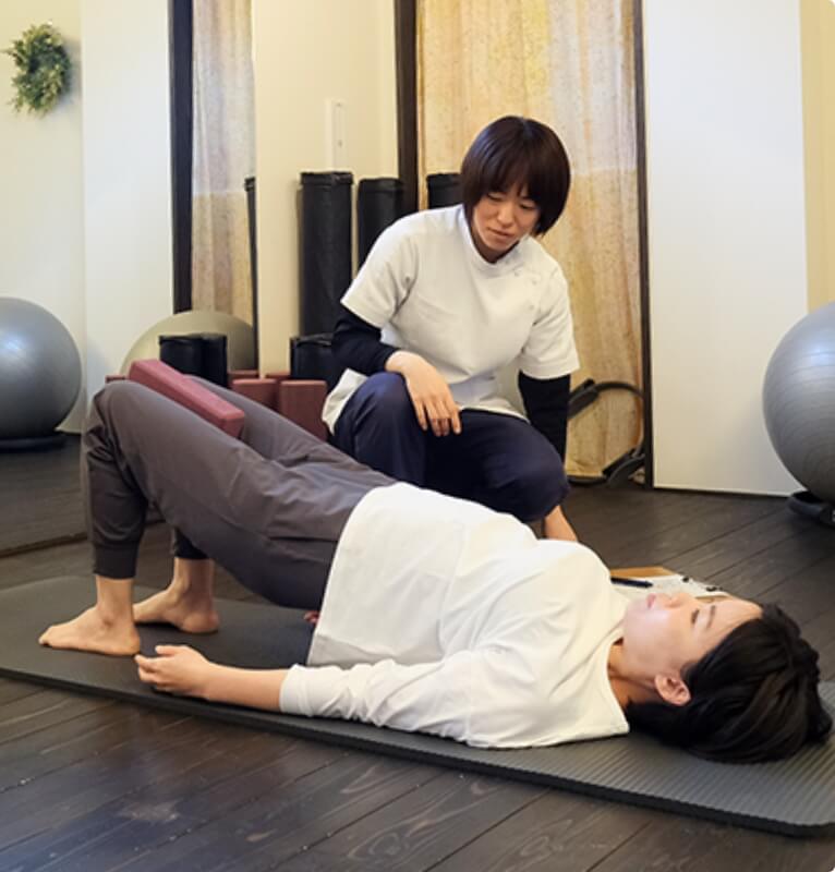 講師がピラティスを指導している写真