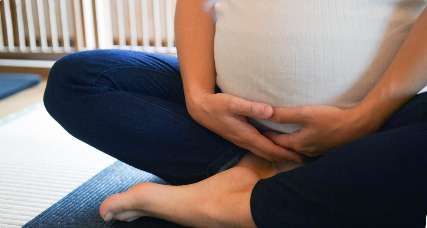 妊婦がピラティスを受けている写真