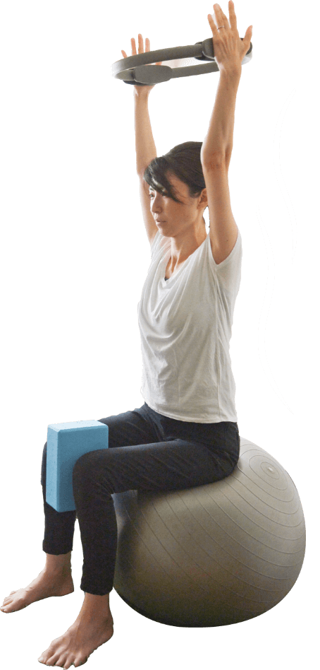 ピラティスをする女性